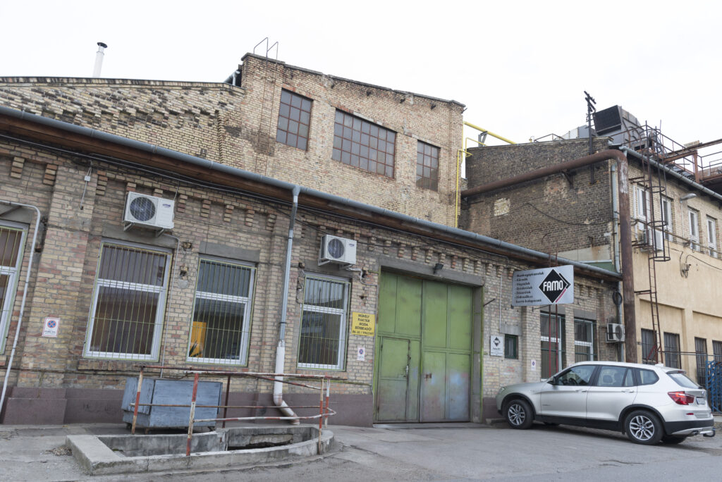 1000 m2-es Famo műhely