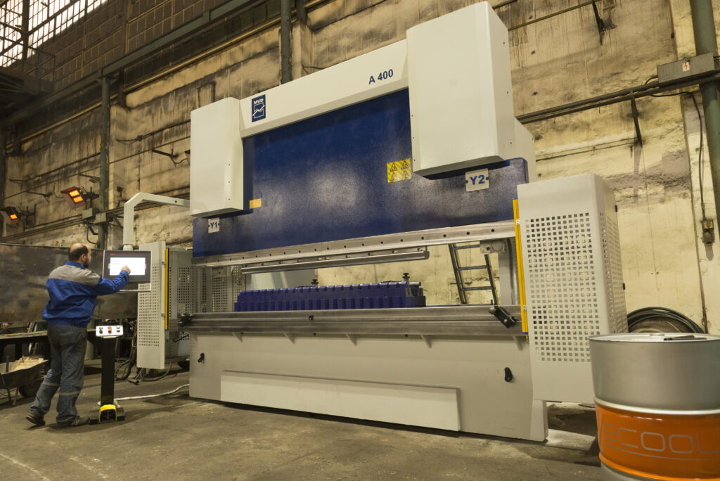400 tonnás nyomóerejű, 4100 mm hajlítási hosszú élhajlítót szereztünk be